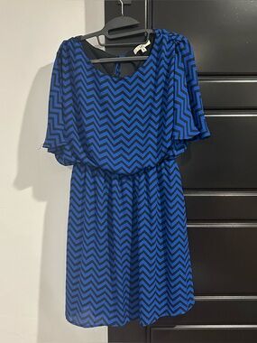 Ya Los Angeles Blue & Black Chevron Flutter Sleeve Dress Size Medium